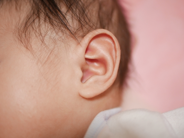 赤ちゃんの耳掃除はいつからどうする？綿棒・ピンセット・LED付きなどベビー耳かきも紹介 mamakao!（ママカオ！）